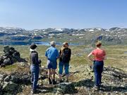 I flott og blått vær blir vi fristet til å legge turen om Bolhovd/1507: Vid utsikt vestover, over vann og fjell.
