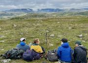 Mat med utsikt: Bjarte, Kjersti, Stine og Lars med utsikt mot Hardangerjøkulen.